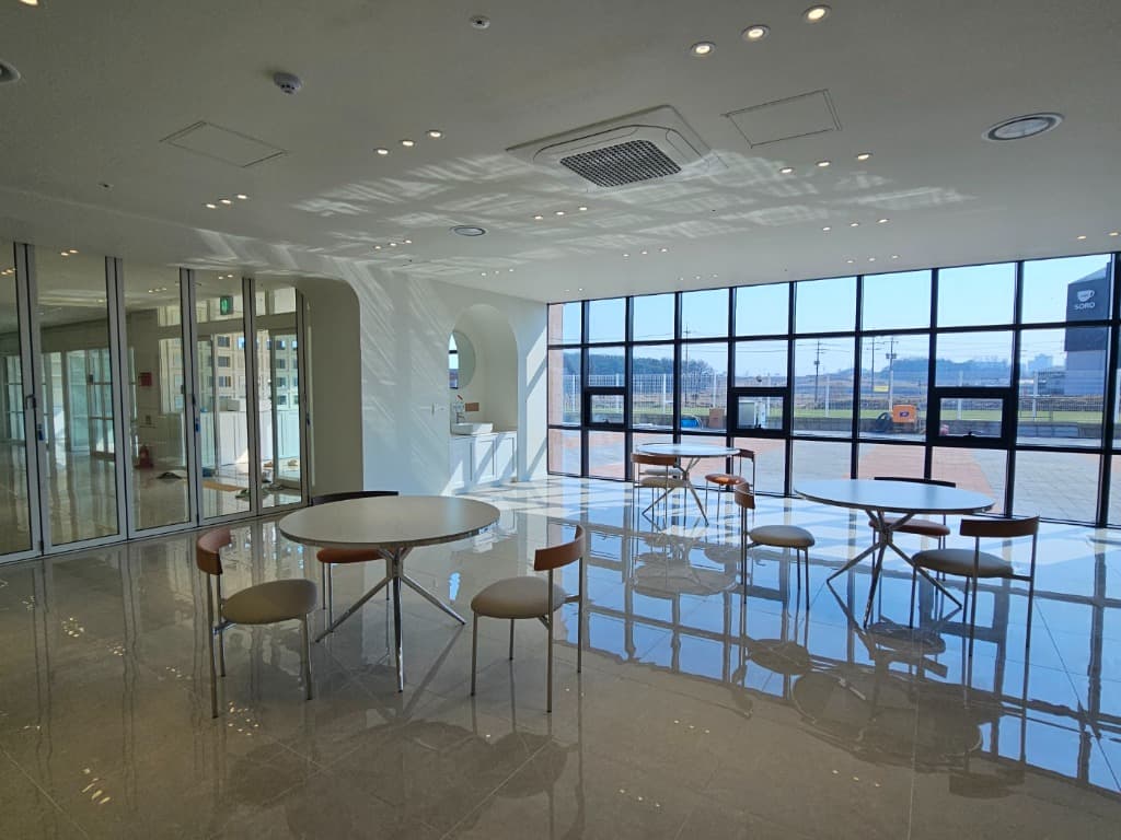 식당 및 햇살 가득한 휴식 공간